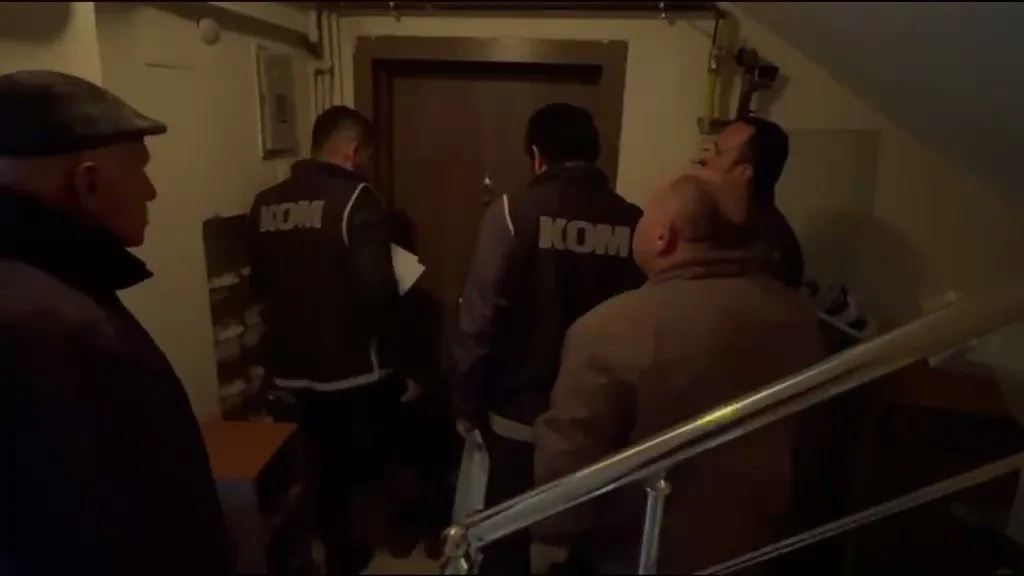 ZONGULDAK'TA RUHSATSIZ MADEN OCAKLARINA YÖNELİK DENETİMLERDE RÜŞVET ALINDIĞI İDDİALARI ÜZERİNE DÜZENLENEN VE 4 ŞÜPHELİNİN TUTUKLANDIĞI OPERASYONUN GÖRÜNTÜLERİ ORTAYA ÇIKTI.